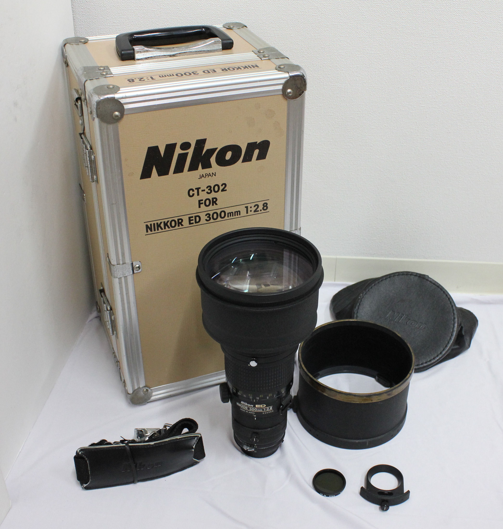 Japan Used Camera Shop | [Near Mint] Nikon Ai-S Nikkor ED 300mm F2.8 IF Lens with Case and Accessories from Japan